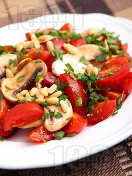 Салата с чери домати, гъби печурки и кедрови ядки - снимка на рецептата